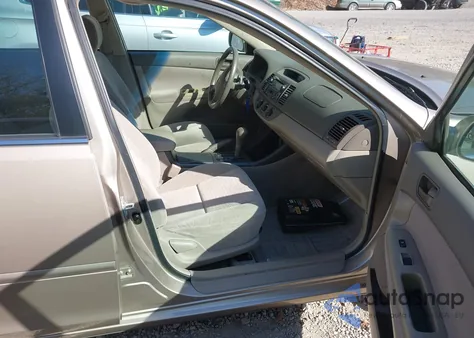 2002 Toyota Camry Le z USA, uszkodzony, nr VIN 4T1BE32K52U042634